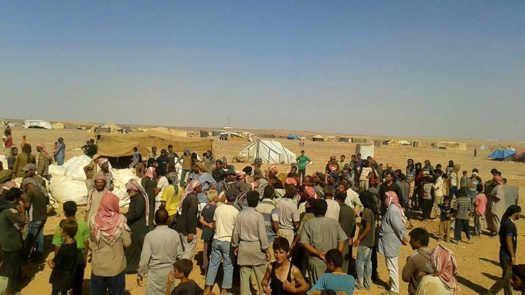 Erstmals seit Anfang August (Bild) sollen die zehntausenden Menschen im syrisch-jordanischen Grenzgebiet wieder Hilfsgüter aus Jordanien erhalten. Als Reaktion auf einen Selbstmordanschlag schloss Jordanien im Juni die Grenze.