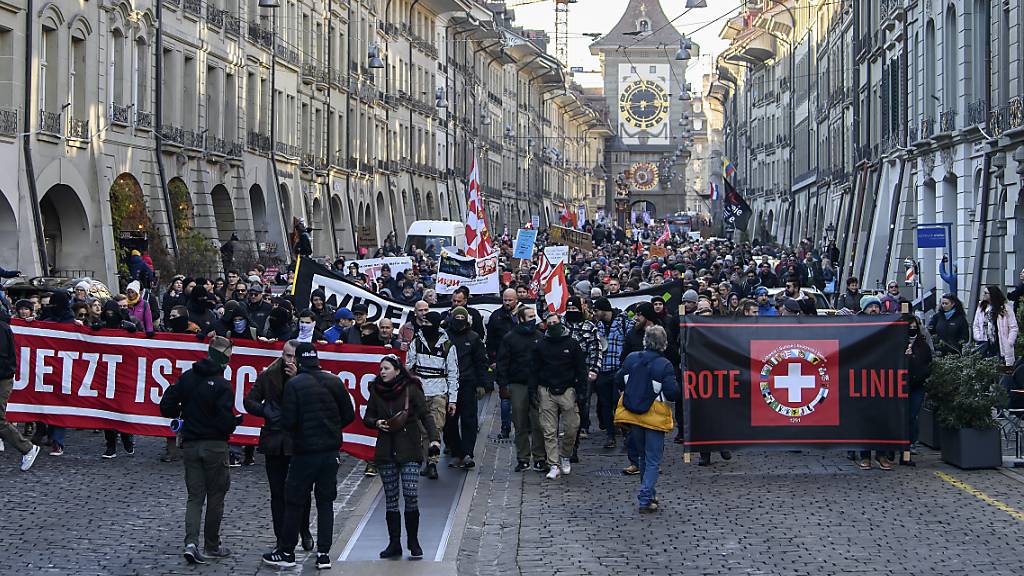 Protest gegen Corona-Massnahmen am Samstag in der Kramgasse in der Berner Altstadt.
