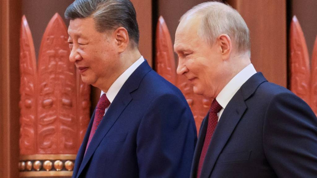 Der russische Präsident Wladimir Putin (r) und der chinesische Präsident Xi Jinping gehen zu Gesprächen in der Großen Halle des Volkes. Foto: Maxim Stulov/Pool Sputnik Kremlin/AP/dpa