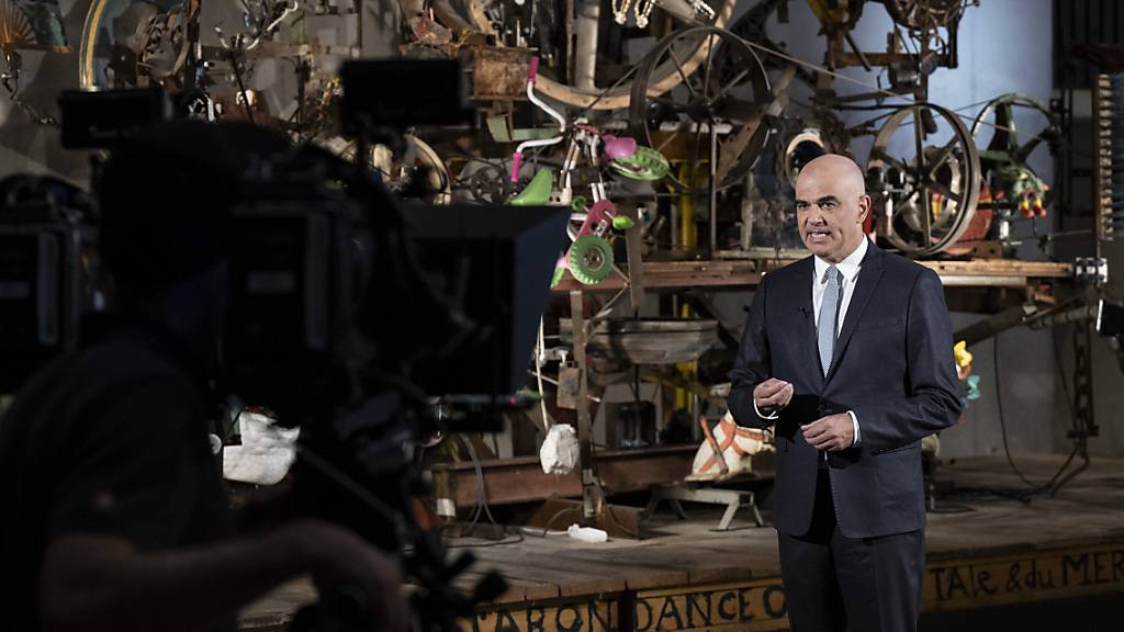 Bundespräsident Alain Beset plädiert in Freiburg vor einem Werk des Künstlers Jean Tinguely für Mut zur Bewegung.