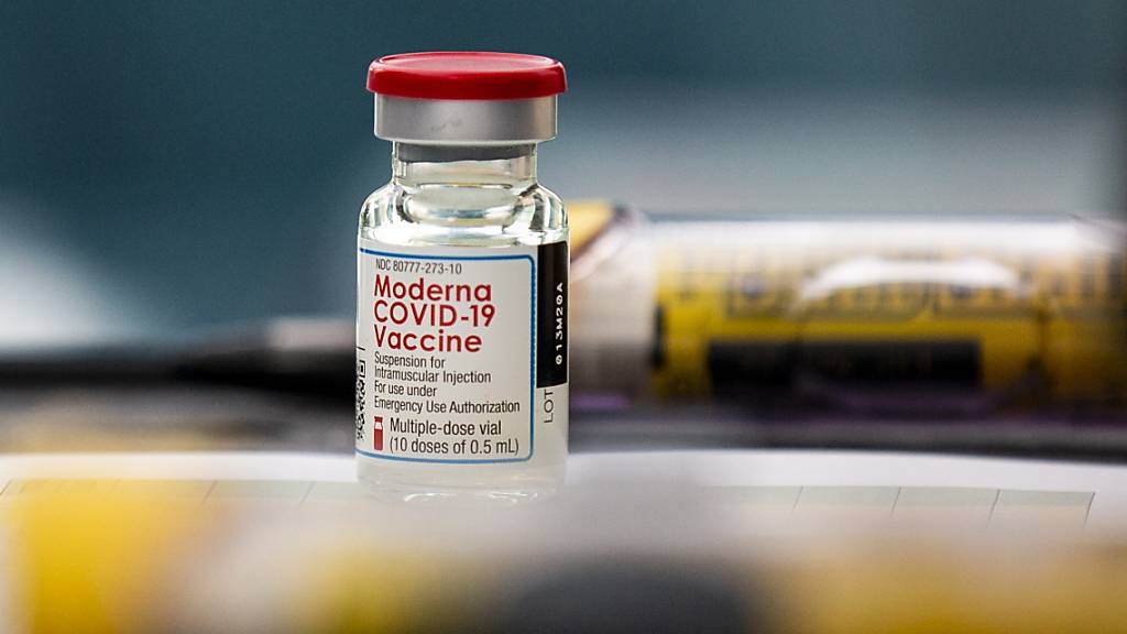 Der US-Pharmakonzern Moderna will mehr Corona-Impfstoff pro Ampulle abfüllen. (Archivbild)