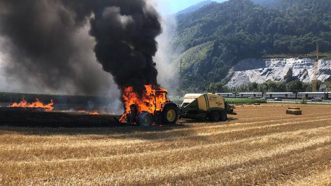 Traktor fängt beim Strohballen pressen Feuer