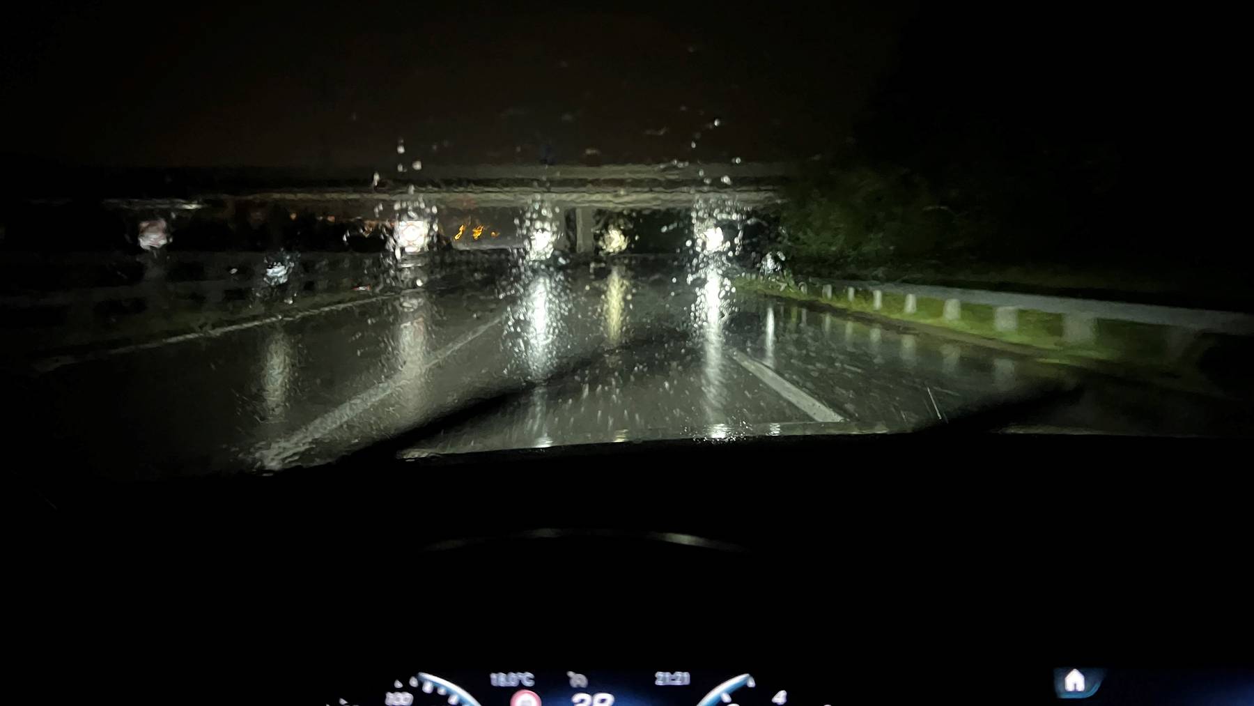 starkes Gewitter auf der Autobahn