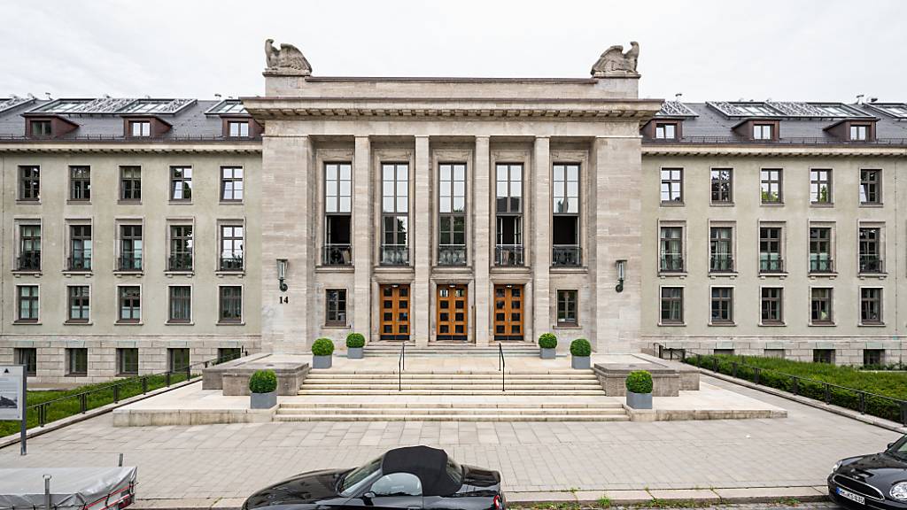 Das ehemalige Generalkommando der Wehrmacht in Hamburg. In dem Gebäudekomplex befinden sich heute Luxus-Wohnungen. Foto: Daniel Reinhardt/dpa