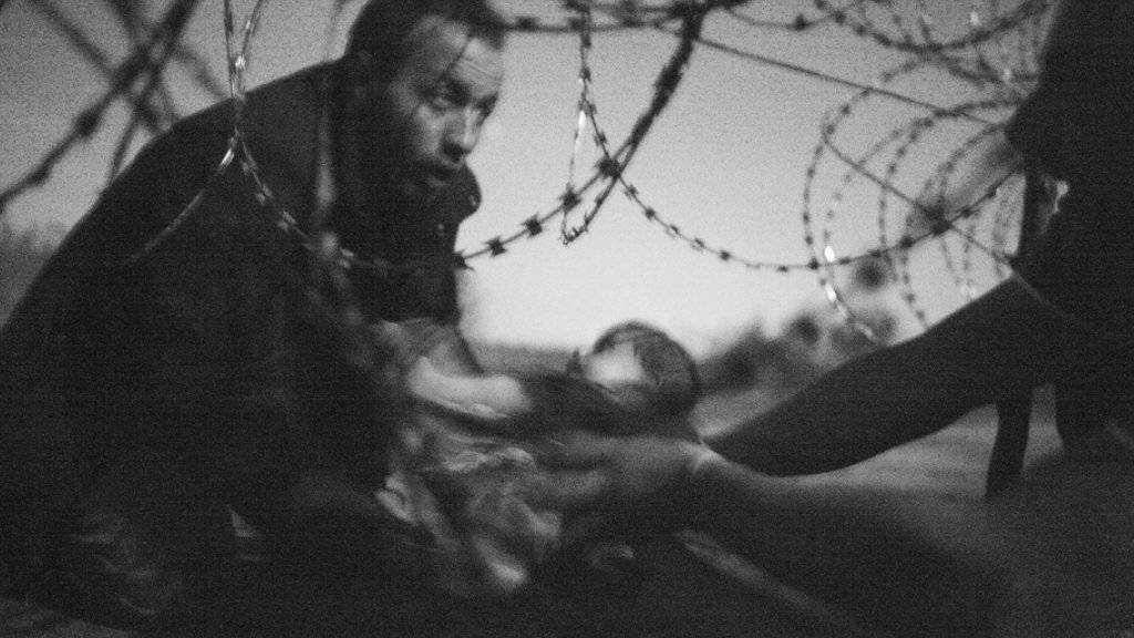Das Bild einer Flüchtlingsszene an der serbisch-ungarischen Grenze, aufgenommen 2015 von Warren Richardson, ist das World Press Photo 2016 (Archiv)