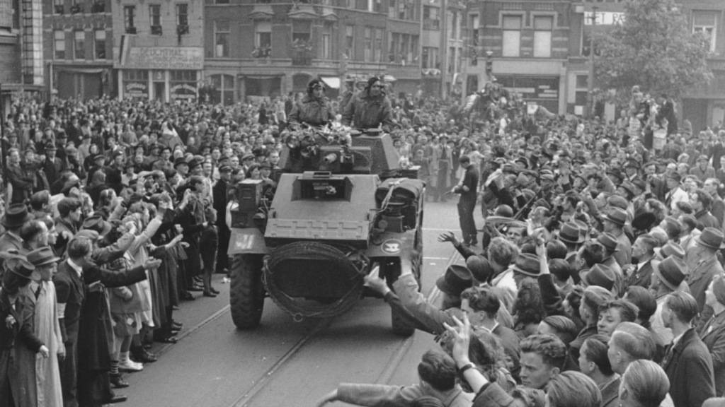 ARCHIV - Menschen stehen am Straßenrand um die befreienden alliierten Truppen in ihrer Heimatstadt willkommen zu heißen. In den Niederlanden sind ab sofort die Namen der rund 425.000 mutmaßlichen Kollaborateure mit den deutschen Besatzern im Zweiten Weltkrieg online einsehbar. Foto: Uncredited/AP/dpa