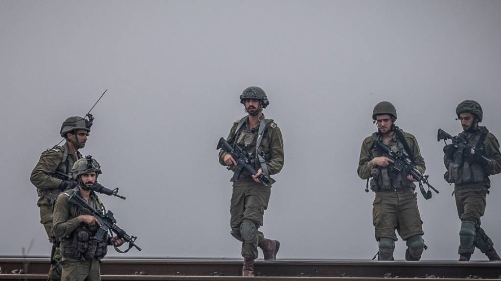 Israelische Soldaten patrouillieren bei der Suche nach Verdächtigen in einem Gebiet. Die Kämpfe zwischen israelischen Soldaten und islamistischen Hamas-Kämpfern im Grenzgebiet zum Gazastreifen gehen weiter. Foto: Ilia Yefimovich/dpa