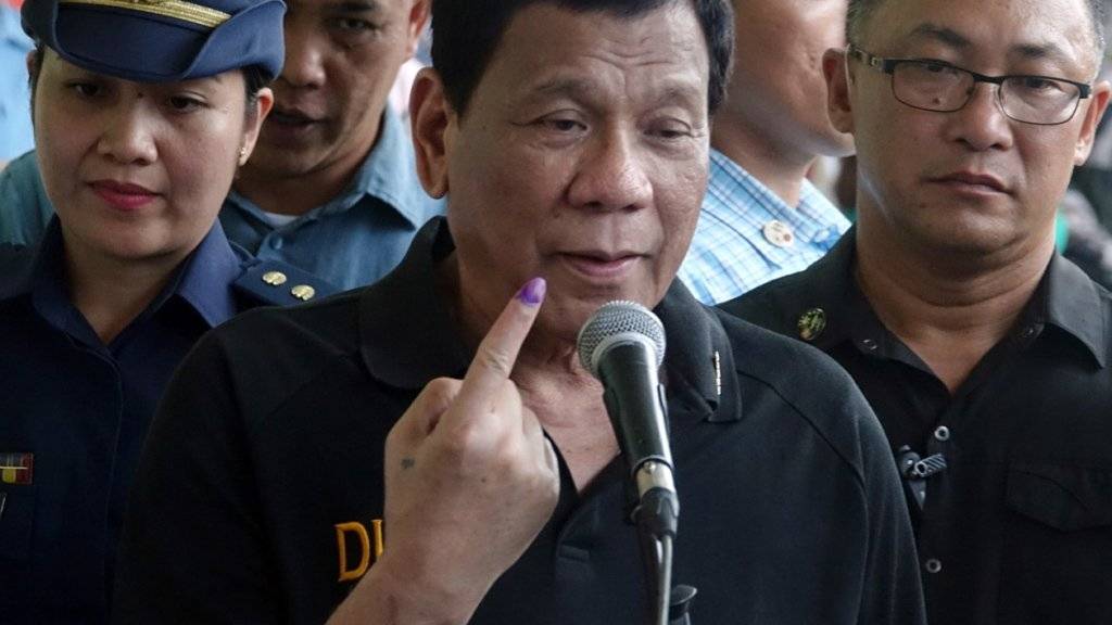 Der Präsident auf den Philippinen Rodrigo Duterte (Mitte) konnte seine Machtbasis bei der jüngsten Wahl ausbauen. (Archivbild)
