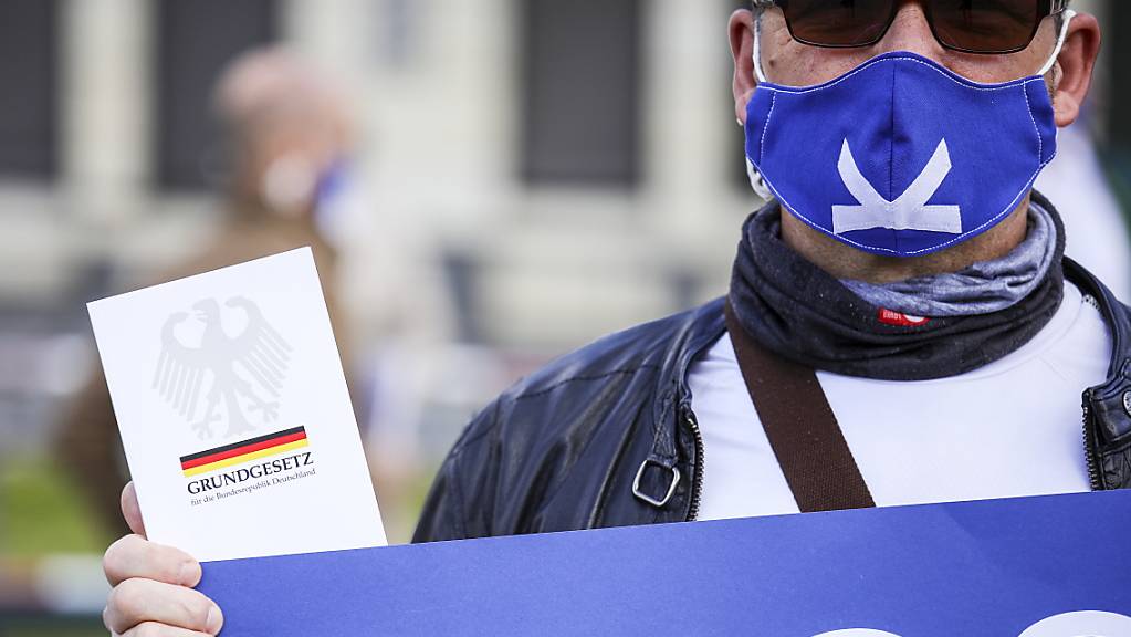 Angst beherrscht die Gesellschaft derzeit - und gefährdet die in der deutschen Verfassung, dem Grundgesetz, garantierten Grundrechte wie die Versammlungsfreiheit. Protest vor dem Brandenburger Tor in Berlin gegen Einschüchterung als Regierungsform.