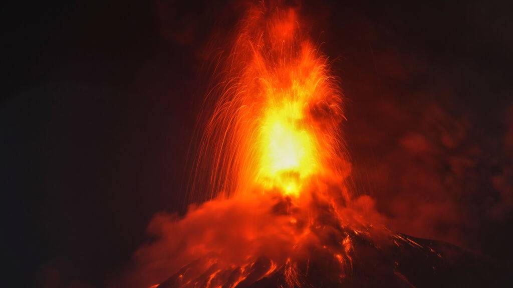 Aus dem Krater des Vulkans Fuego fliesst Lava.