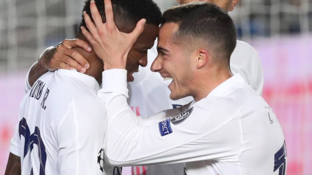 Vinicius wird nach seinem zweiten Tor von Lucas Vazquez beglückwünscht