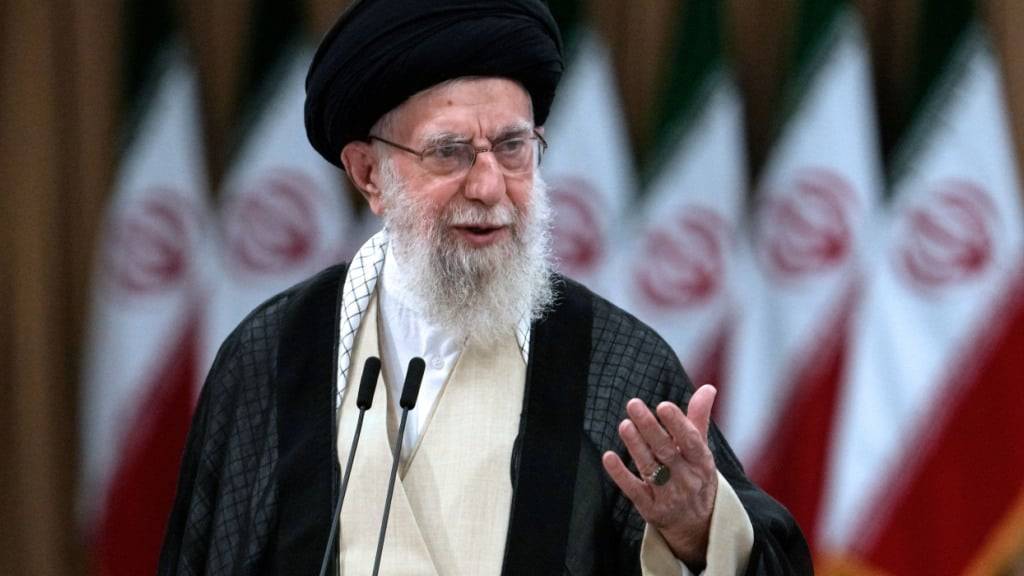 ARCHIV - Irans Religionsführer Ajatollah Ali Chamenei spricht bei der Stimmabgabe für die Präsidentschaftsstichwahl. Foto: Vahid Salemi/AP/dpa