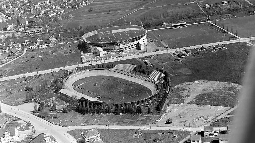 Luftaufnahme aus dem Jahr 1938 von der Offenen Rennbahn und dem neugebauten Hallenstadion in Oerlikon