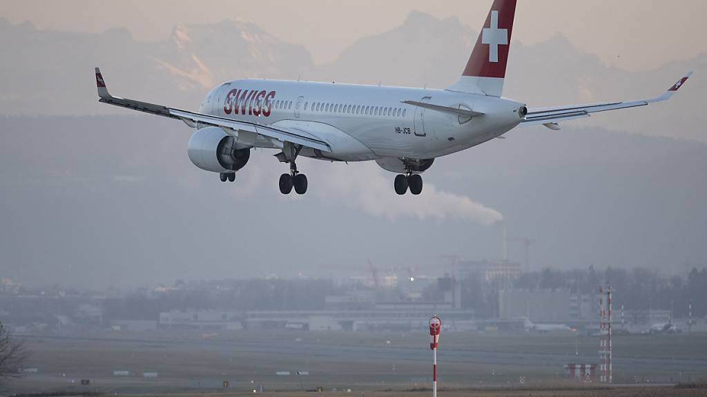 Zu viele Flieger der Swiss landen noch immer zu spät (Archivbild)