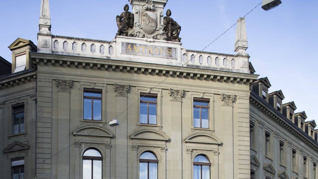 Vor dem Wirtschaftsstrafgericht in Bern haben sich am Dienstag die mutmasslichen Strippenzieher eines faulen Kunst-Deals die Schuld zugeschoben.