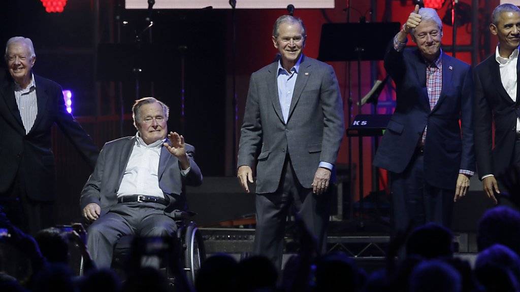 Fleissige Spendensammler am Benefizkonzert in Texas (von Rechts): Die früheren US-Präsidenten Barack Obama, Bill Clinton, George W. Bush, George H.W. Bush und Jimmy Carter.