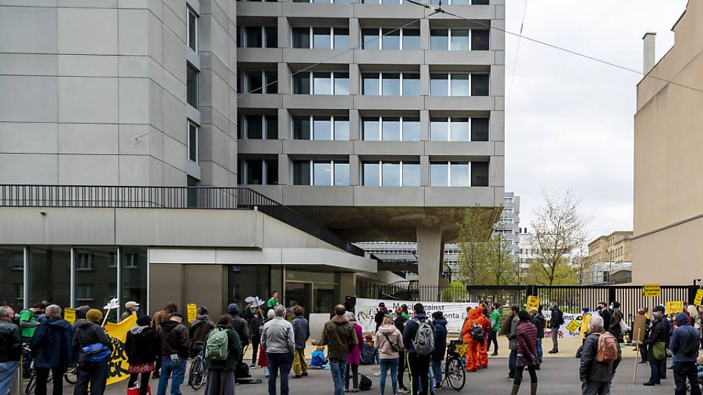 Ein paar Dutzend Personen haben sich am Samstag in Basel aus Anlass des «March against Bayer & Syngenta» am Sitz des Agrokonzerns Syngenta eingefunden.