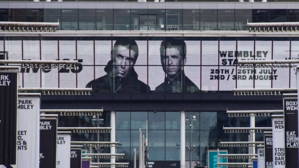 ARCHIV - Auf den Bildschirmen im Wembley-Stadion wird für die Auftritte von Oasis geworben. Foto: Vuk Valcic/ZUMA Press Wire/dpa/Archivbild