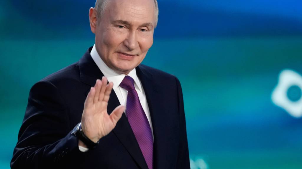 ARCHIV - Der russische Präsident Wladimir Putin gestikuliert nach seiner Rede auf der Plenarsitzung des Forums für Zukunftstechnologien in Moskau. Foto: Pavel Bednyakov/Pool AP/dpa