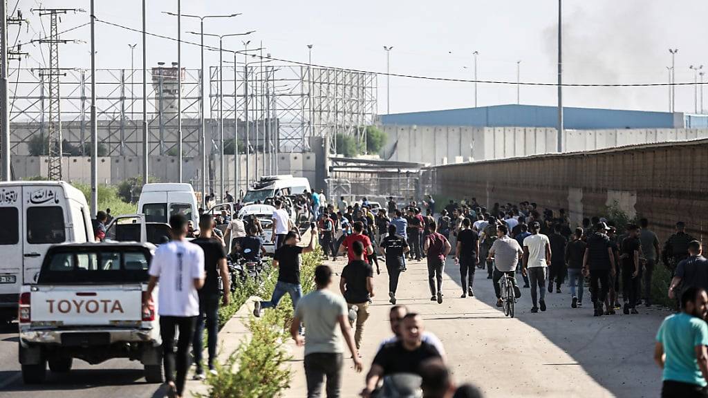 ARCHIV - Palästinenser gehen in Richtung des Grenzübergangs Erez zwischen Israel und dem nördlichen Gazastreifen. Foto: Mohammed Talatene/dpa