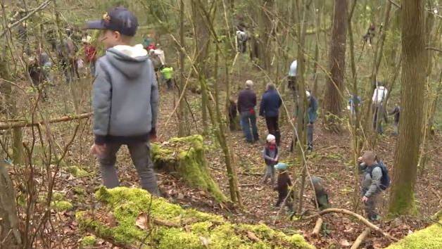 Kinder suchen im Steinbruch von Mägenwil fleissig nach Ostereiern