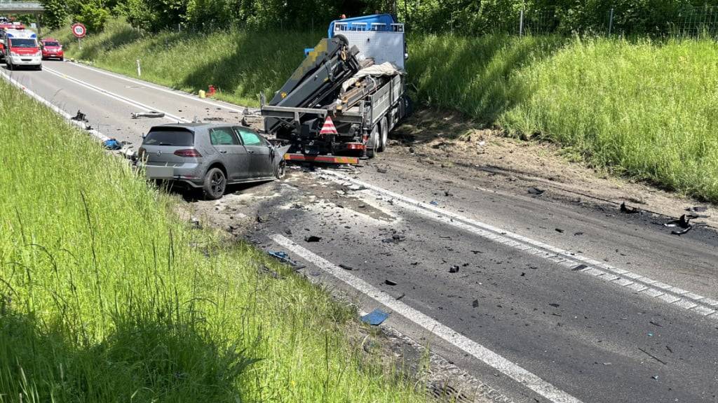Bei einer Frontalkollision auf der A23 bei Roggwil TG verletzte sich ein Autofahrer tödlich.