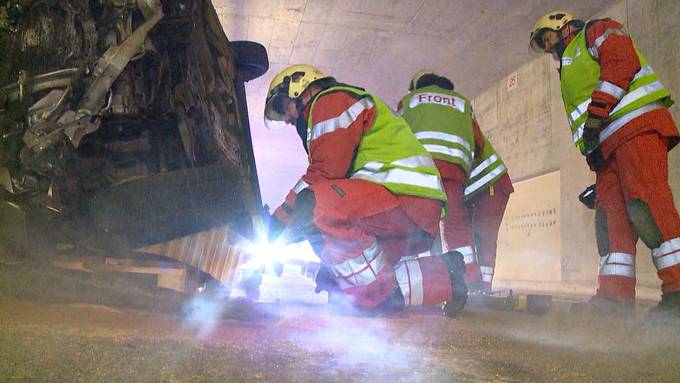 Spezialtraining gegen brennende Elektroautos