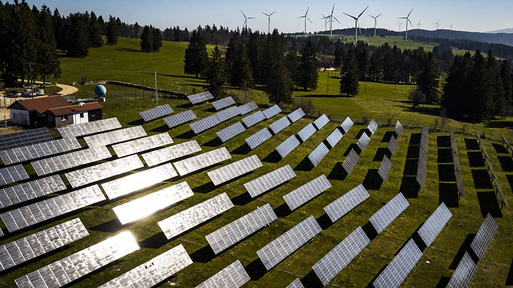 Romande Energie hat auch im vergangenen Jahr weiter in den Ausbau von erneuerbaren Energien investiert - im Bild der Mont-Soleil. (Archivbild)