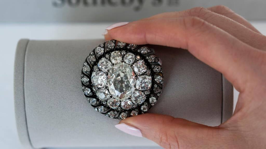 Im Vorfeld wurde die Diamantbrosche mit einem Schätzpreis von 120'000 bis 200'000 Franken bewertet. (Archivbild)