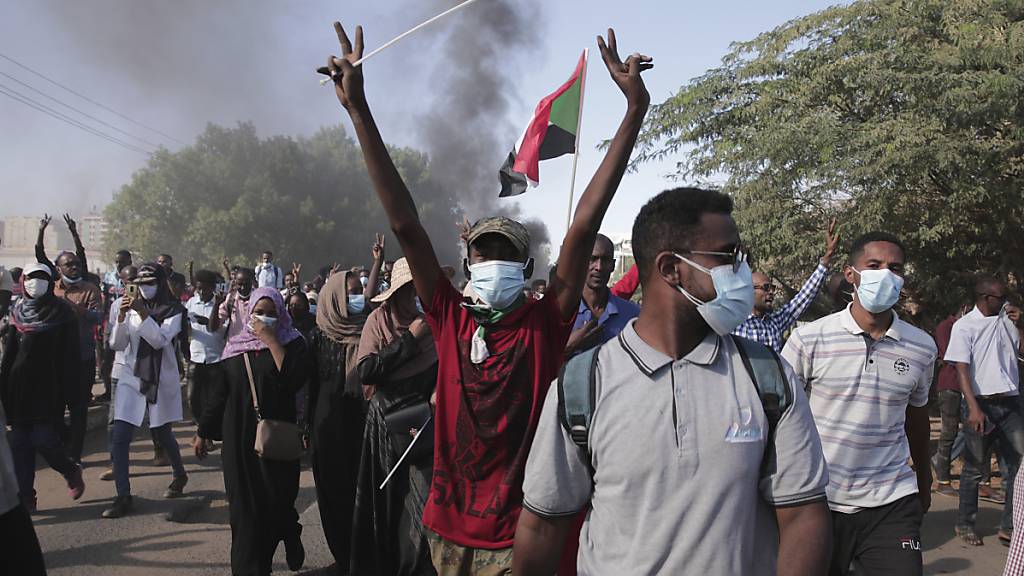Protestteilnehmer nehmen an einer Demonstration gegen die Übergangsregierung im Sudan teil. Foto: Marwan Ali/AP/dpa