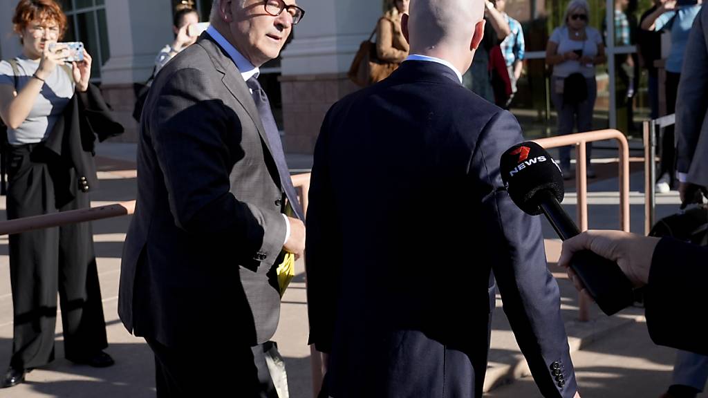 US-Schauspieler Alec Baldwin (l) und sein Anwalt Luke Nikas treffen zur Auswahl der Geschworenen für seinen Prozess wegen fahrlässiger Tötung ein. Foto: Ross D. Franklin/AP/dpa