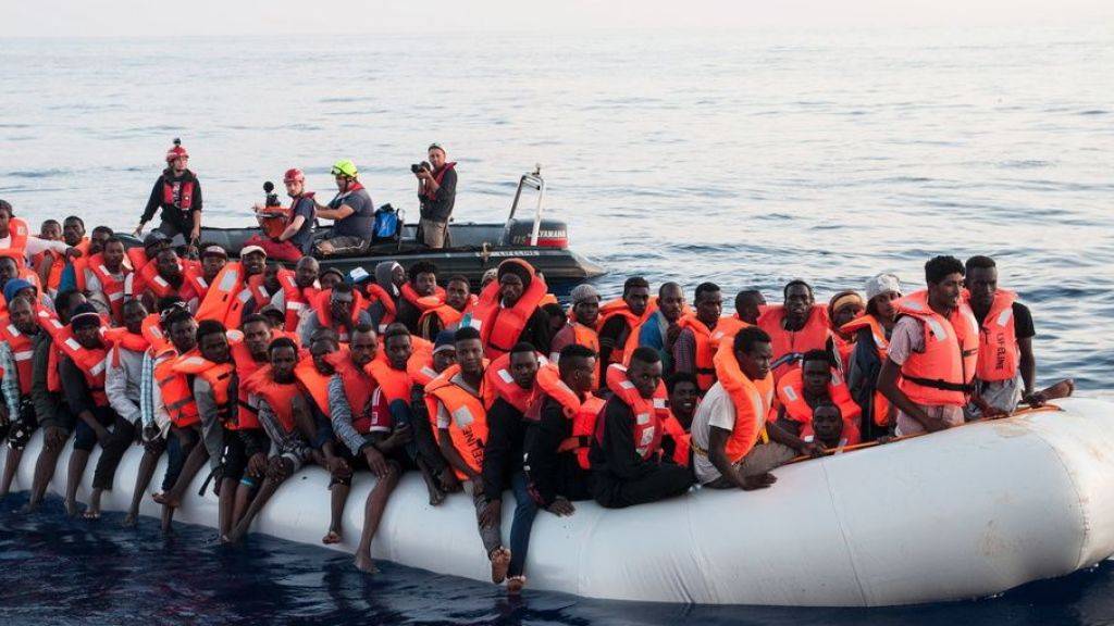 Ein gerettetes Flüchtlingsboot im Mittelmeer im Juni 2018. (Archivbild)