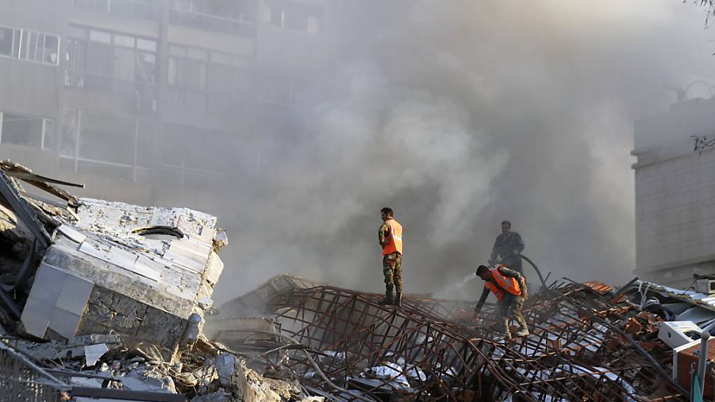 dpatopbilder - Bei einem mutmaßlich israelischen Luftangriff in der syrischen Hauptstadt Damaskus sind zwei Brigadegeneräle und fünf Mitglieder der Revolutionsgarden getötet worden. Foto: Omar Sanadiki/AP/dpa