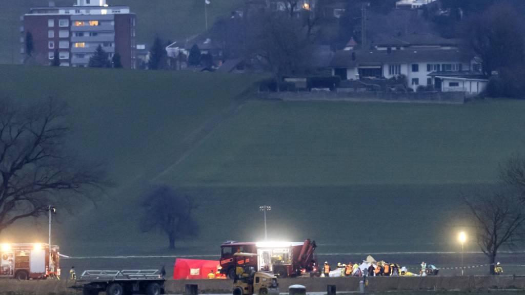 Feuerwehrautos stehen bei der Absturzstelle rund um ein abgestürztes Kleinflugzeug am Sonntag in Grenchen. Der Pilot starb bei dem Unfall.
