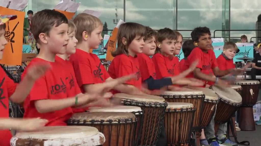 Über 150 junge Perkussionisten der Musikschule grooven unter dem KKL-Dach
