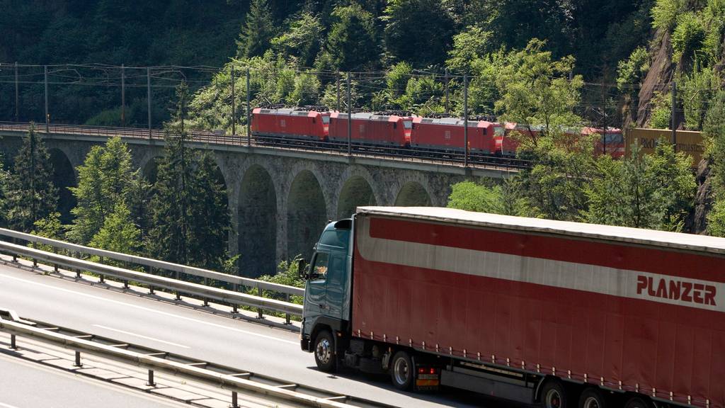 Wegen Corona fuhren 57'000 Lastwagen weniger durch die Schweizer Alpen.