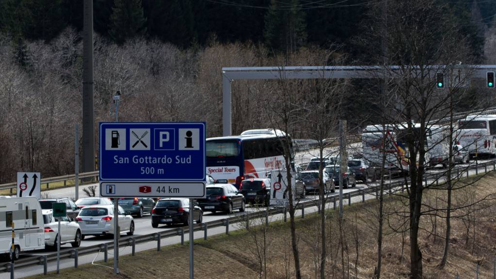 Auf der Zufahrt zum Gotthard-Strassentunnel im Tessin bot sich einmal mehr das gewohnte Bild. (Archivbild)