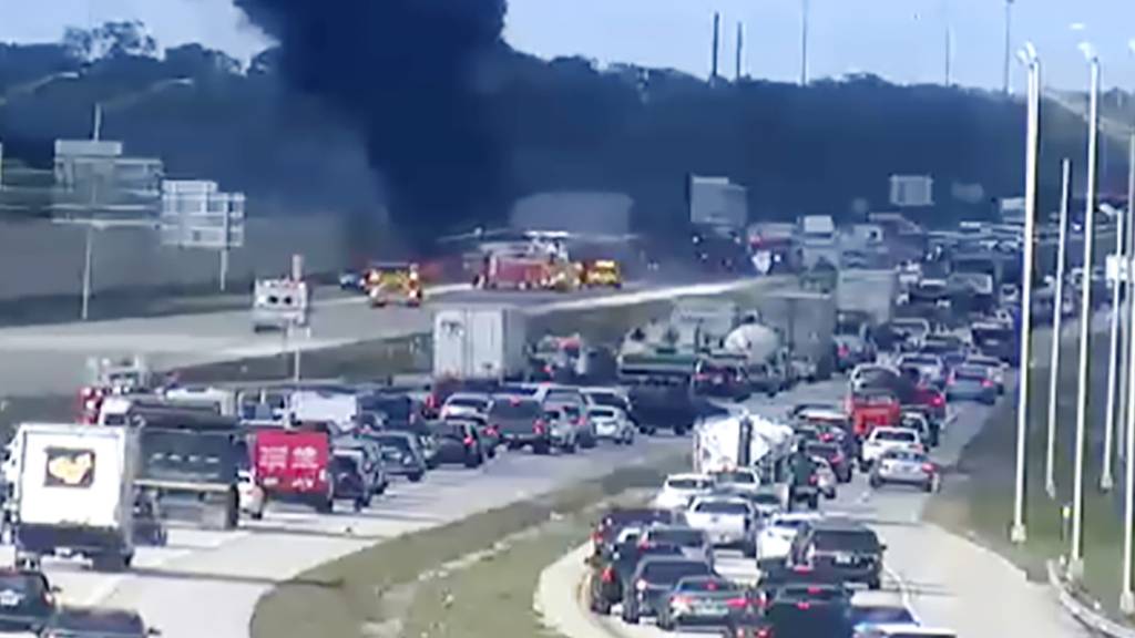 Bei der Notlandung eines Privatjets auf einer Autobahn im US-Bundesstaat Florida sind zwei Menschen an Bord des Flugzeugs ums Leben gekommen.