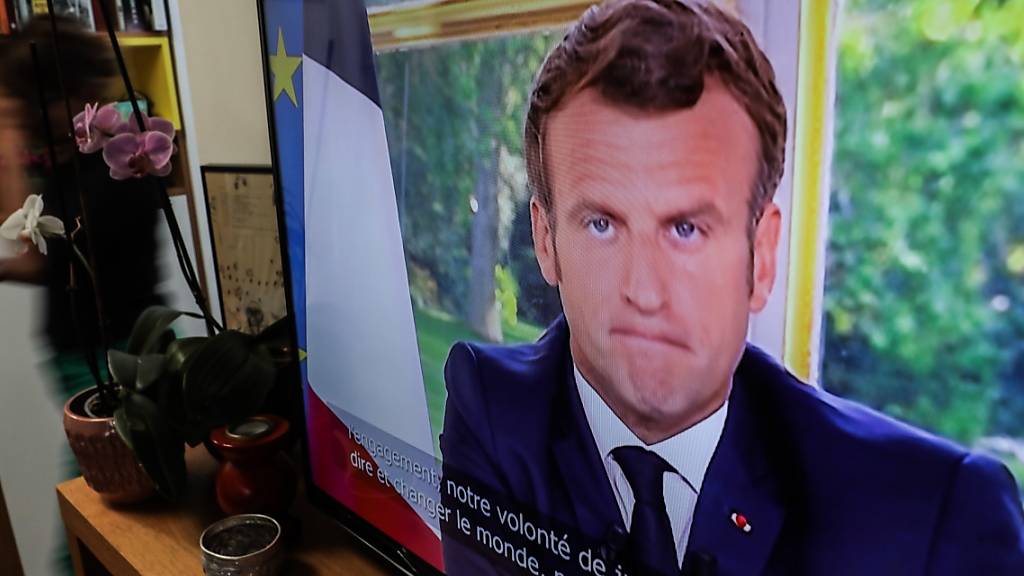 Frankreichs Präsident Emmanuel Macron hat sich am Sonntagabend erneut in einer Fernsehansprache an sein Volk gewandt.