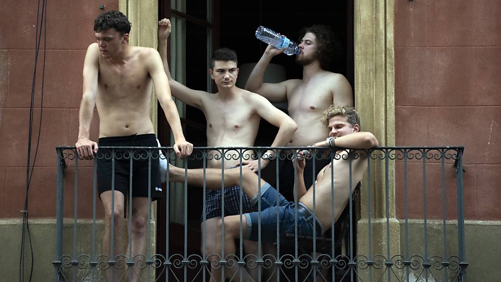 Jugendliche hängen auf einem Balkon ab. In einigen Teilen Spaniens wurden am Samstag Höchsttemperaturen von 46 Grad Celsius erwartet, während das Land am bisher heissesten Tag des Jahres schwitzte.