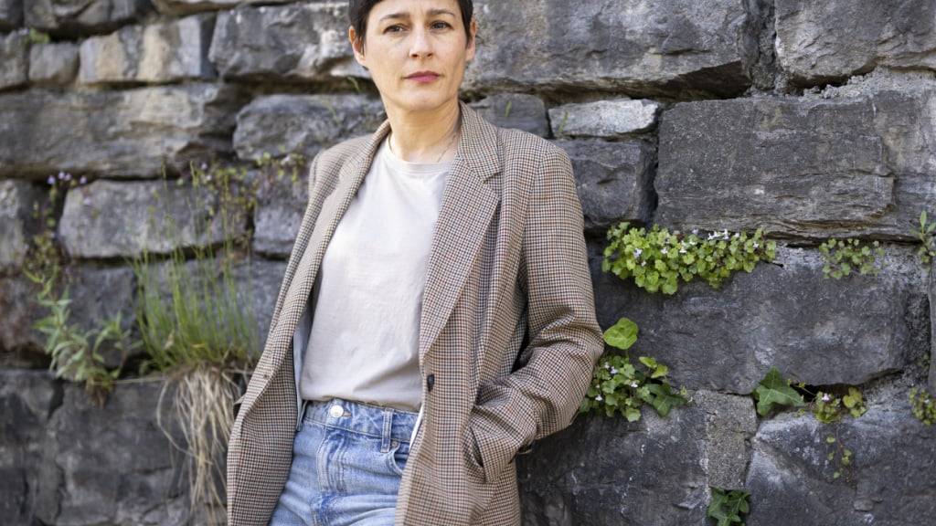 Die Autorin Isabelle Flükiger erzählt in ihrem neuen Roman «Gloria. Mohammed.» nicht nur von zwei Geflüchteten, die ohne Papiere in der Schweiz arbeiten. Sie taucht auch tief in die Schweizer Gesetzgebung zu Sans-Papiers ein.