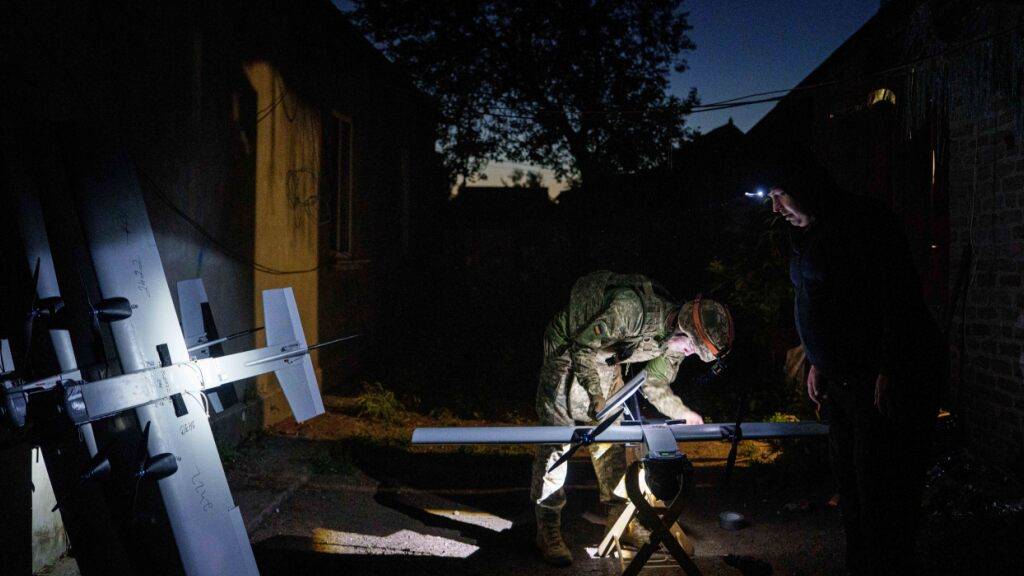 dpatopbilder - Ein Soldat der ukrainischen K-2-Brigade richtet eine Mittelstrecken-Drohne ein, um russische Stellungen an der Front in der ukrainischen Region Donezk anzugreifen. Foto: Evgeniy Maloletka/AP/dpa