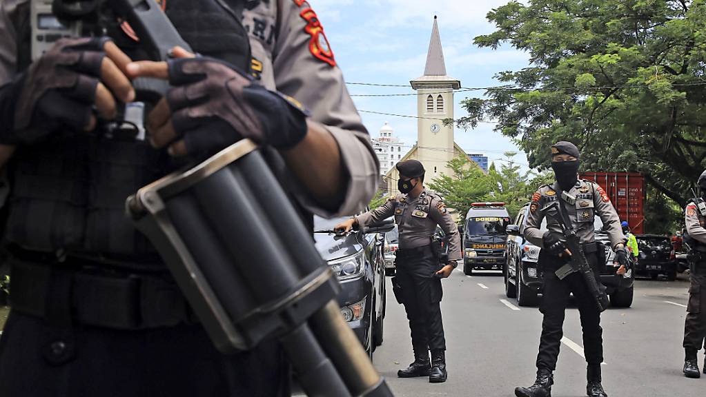 Polizisten stehen in der Nähe einer Kirche, in der es eine Explosion gab. Foto: Yusuf Wahil/AP/dpa