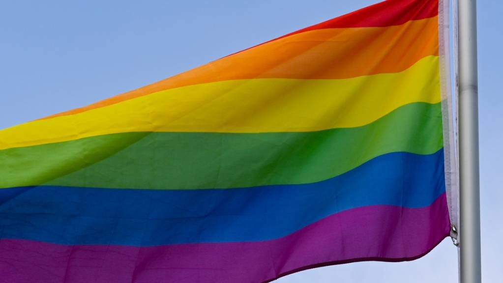 Die Regenbogenfahne weht vor dem blauen Himmel. Die Flagge steht in vielen Ländern und Kulturen weltweit für Frieden, Aufbruch und Veränderung. Sie gilt als Zeichen der Toleranz und Akzeptanz. (Archiv)