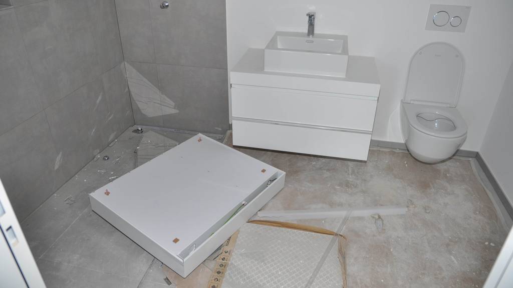 Vandalen wüten in Neubau mit blinder Zerstörungswut 