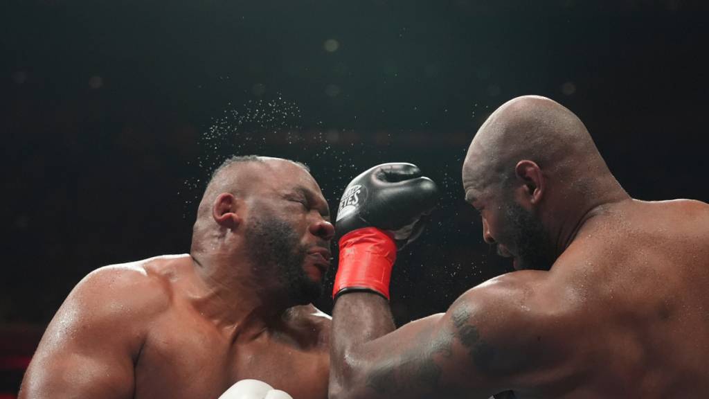 Jarrell Miller (links) präsentierte sich den Boxfans mit einem Mal ungewohnt haarlos.