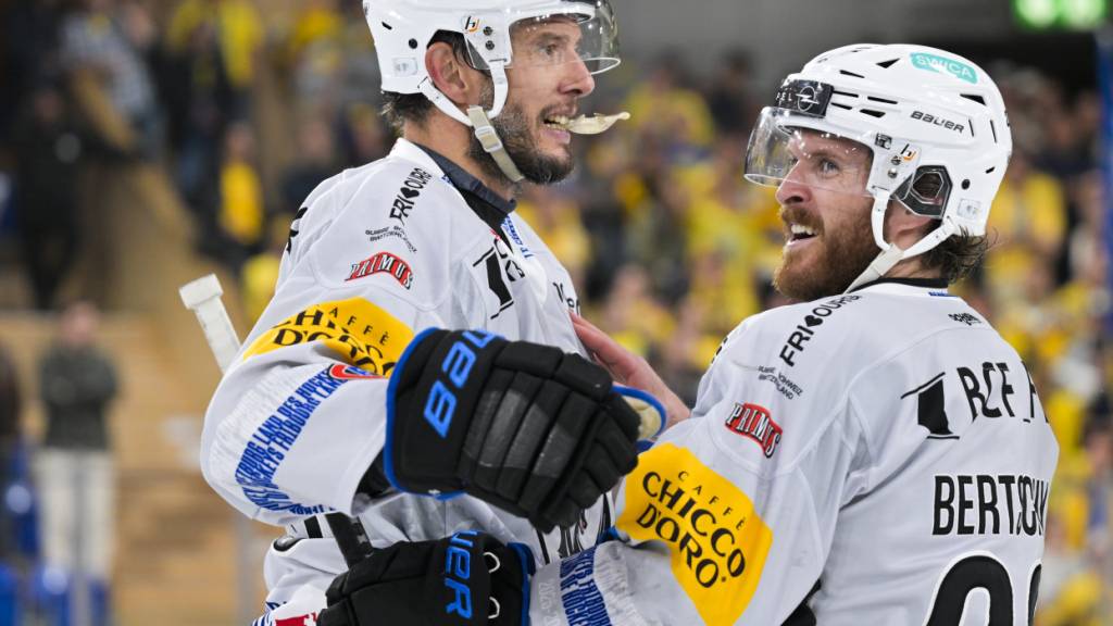 Gottérons Captain Julien Sprunger (links) entscheidet das dritte Finalspiel mit seinem Tor in der zweiten Verlängerung