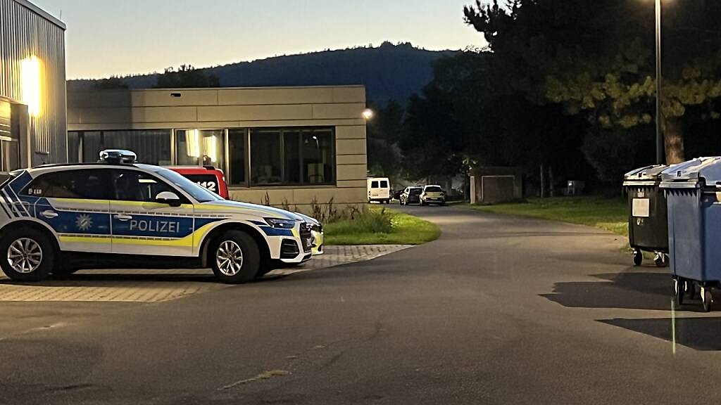 Polizeiwagen stehen auf dem Gelände eines Schulzentrums. Ein Jugendlicher ist in in Unterfranken am Freitagnachmittag tot auf dem Gelände eines Schulzentrums gefunden worden. Foto: Höfig/NEWS5/dpa