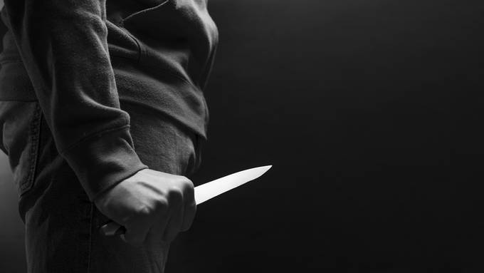 Mit Messer bewaffnet: Zwei junge Männer überfallen Volg