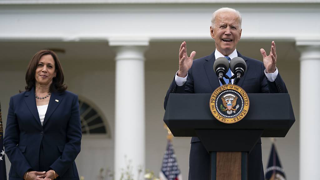 Joe Biden, US-Präsident, spricht über aktualisierte Richtlinien für Maskenmandate, während Kamala Harris, US-Vizepräsidentin, im Rosengarten des Weißen Hauses zuhört.